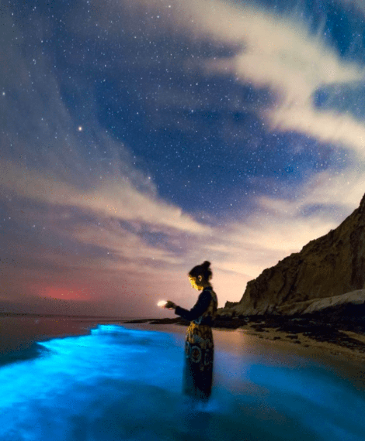 Jev nazývaný bioluminiscence způsobuje, že mořské vlny modře září