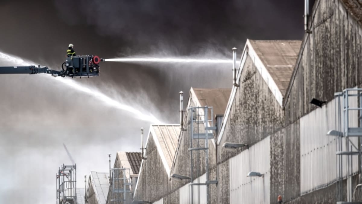 Mohutný požár skladiště v německých Brémách (autor: Sina Schuldt, DPA)