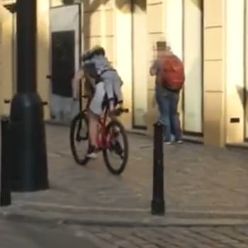 Cyklista převážel svého syna „na klíšťáka“