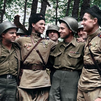  Setkání vojáků americké a sovětské armády poblíž Torgau v Sasku.