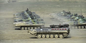 Biliony na armádu: Svět zbrojí nejvíce od druhé světové války, varují experti