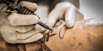 Tvař  epidemiologa jako tetování! Švédové milují svého zachrance