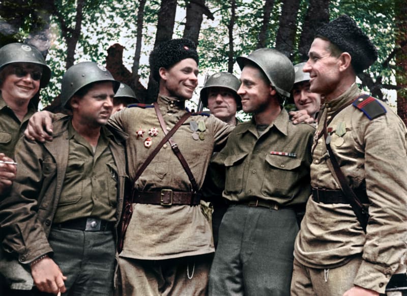  Setkání vojáků americké a sovětské armády poblíž Torgau v Sasku.