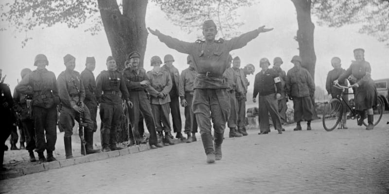 Sovětský voják předvádí Američanům tradiční ruský tanec.