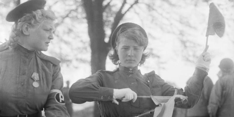V Rudé armádě běžně sloužily ženy. Vojačka na snímku ukazuje automatický samopal PPS-43.