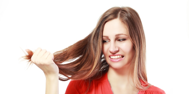 Lámání vlasů může způsobit nadměrný stres, ale také špatně fungující štítná žláza nebo například diabetes.