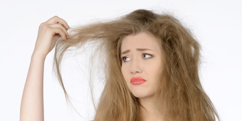Suché vlasy mohou signalizovat problémy se štítnou žlázou.