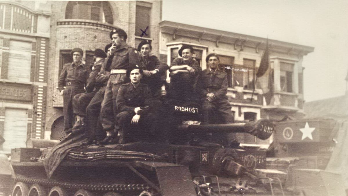 Tank Cromwell československé obrněné brigády nedaleko přístavu Dunkerque na Nový rok 1945. Reprofoto: Skenováno ze soukromé sbírky