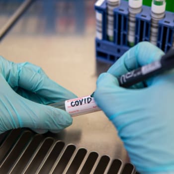Testy na koronavirus musí mít pendleři i cestovatelé.