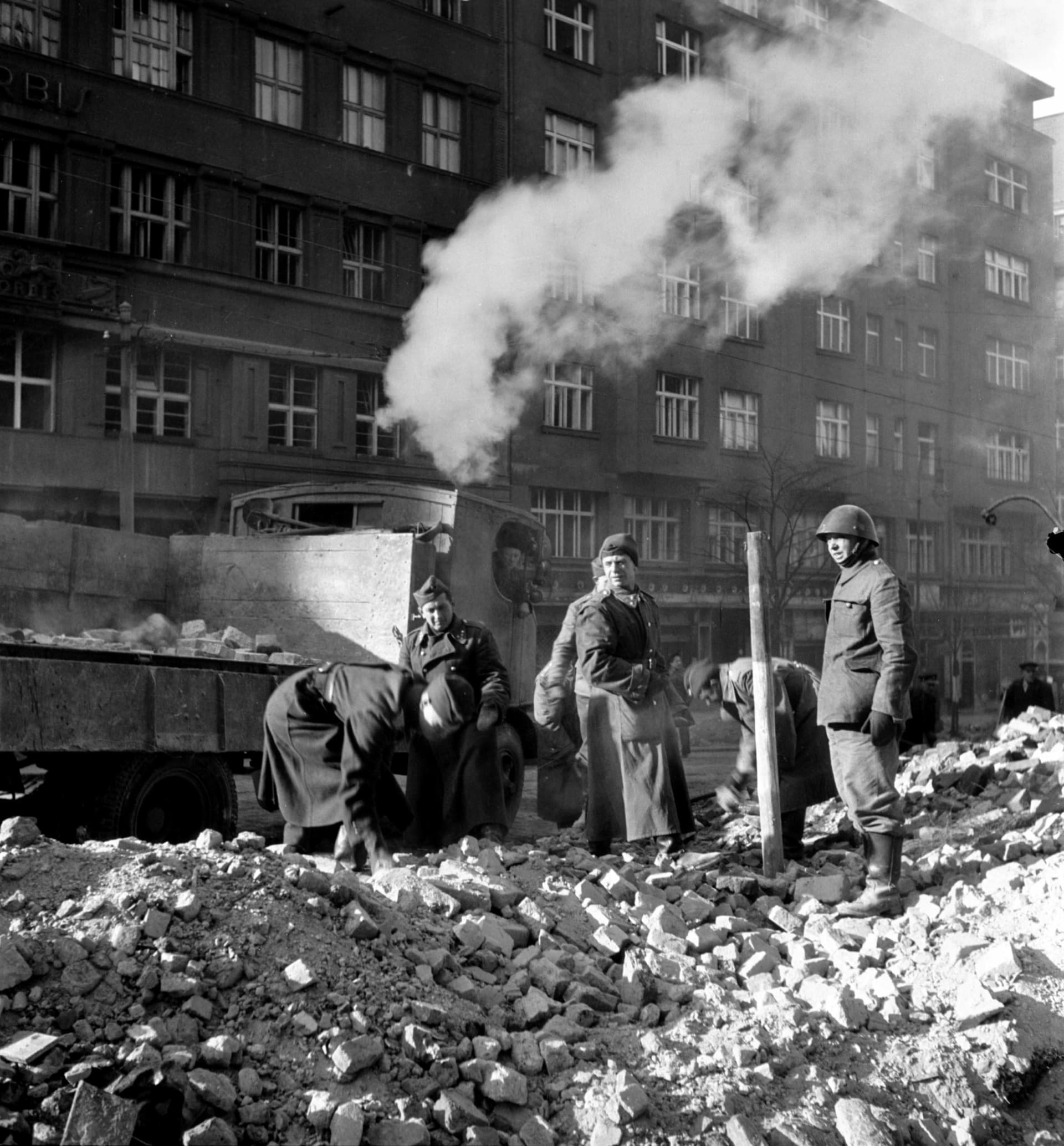 Vládní vojsko odklízí trosky na pražské Schwerinově (dnes Vinohradské) třídě po leteckém bombardování 14. února 1945.