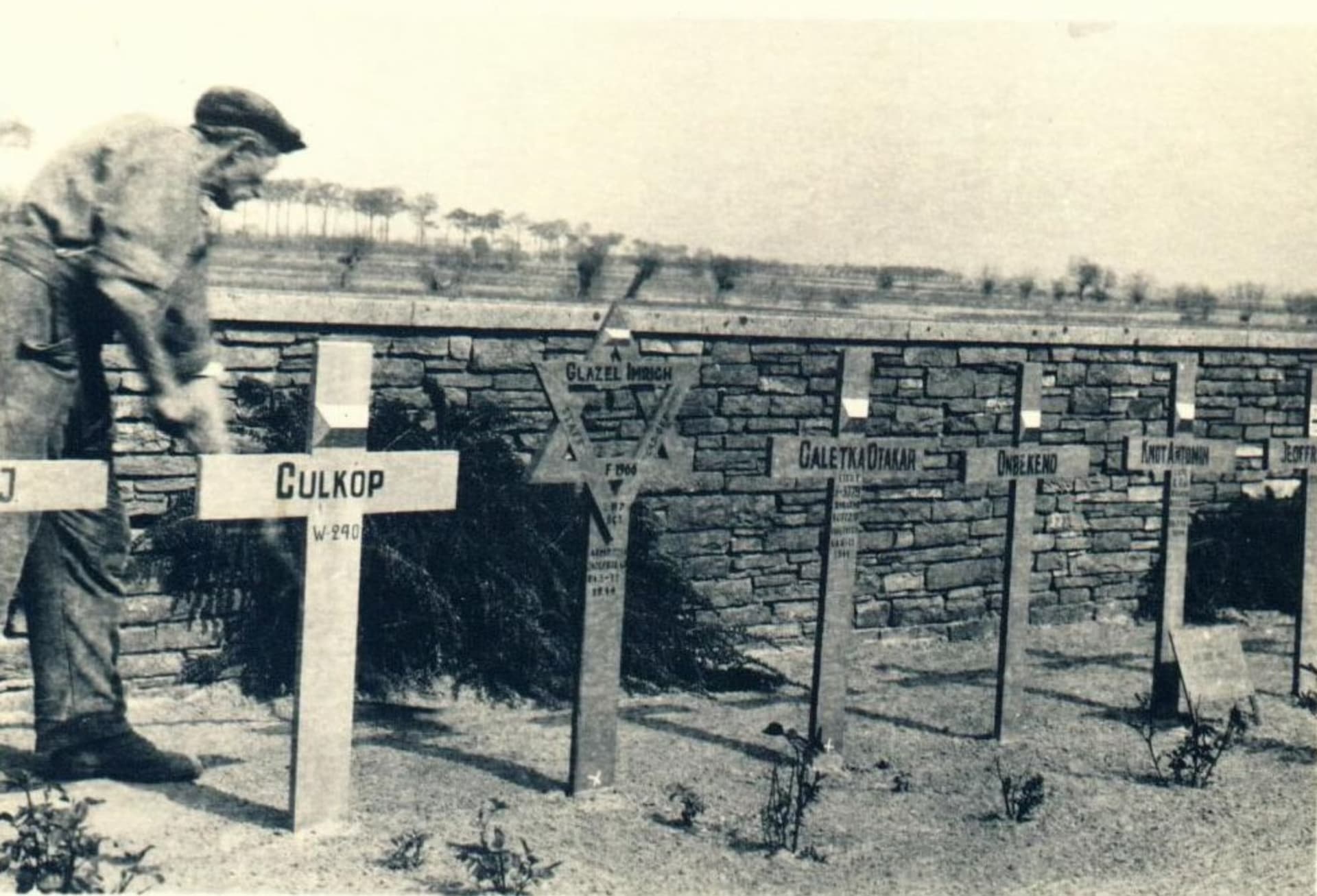 Provizorní náhrobky padlých československých vojáků u Dunkerque. Při obléhání města jich padlo přes 200. 