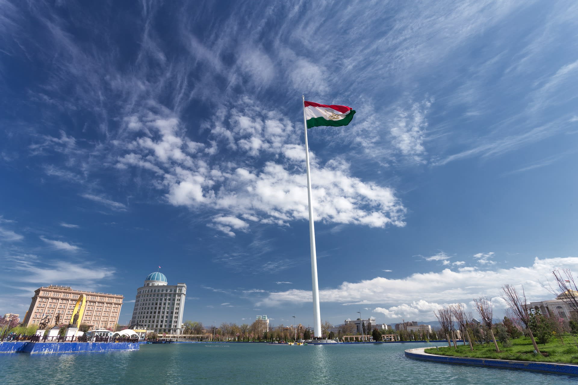 Vztyčená vlajka v hlavním městě Tádžikistánu. 