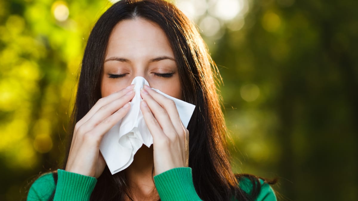 Slzící oči či kašel trápí nejednoho alergika