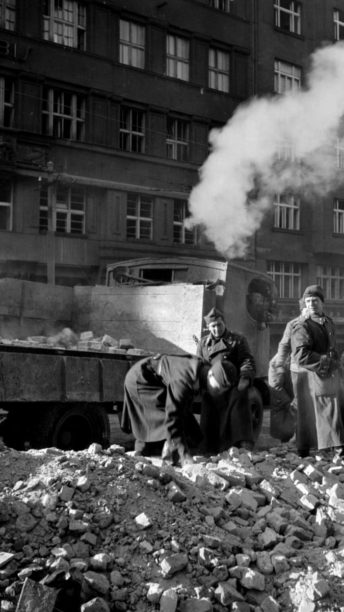 Vládní vojsko odklízí trosky na pražské Schwerinově (dnes Vinohradské) třídě po leteckém bombardování 14. února 1945.