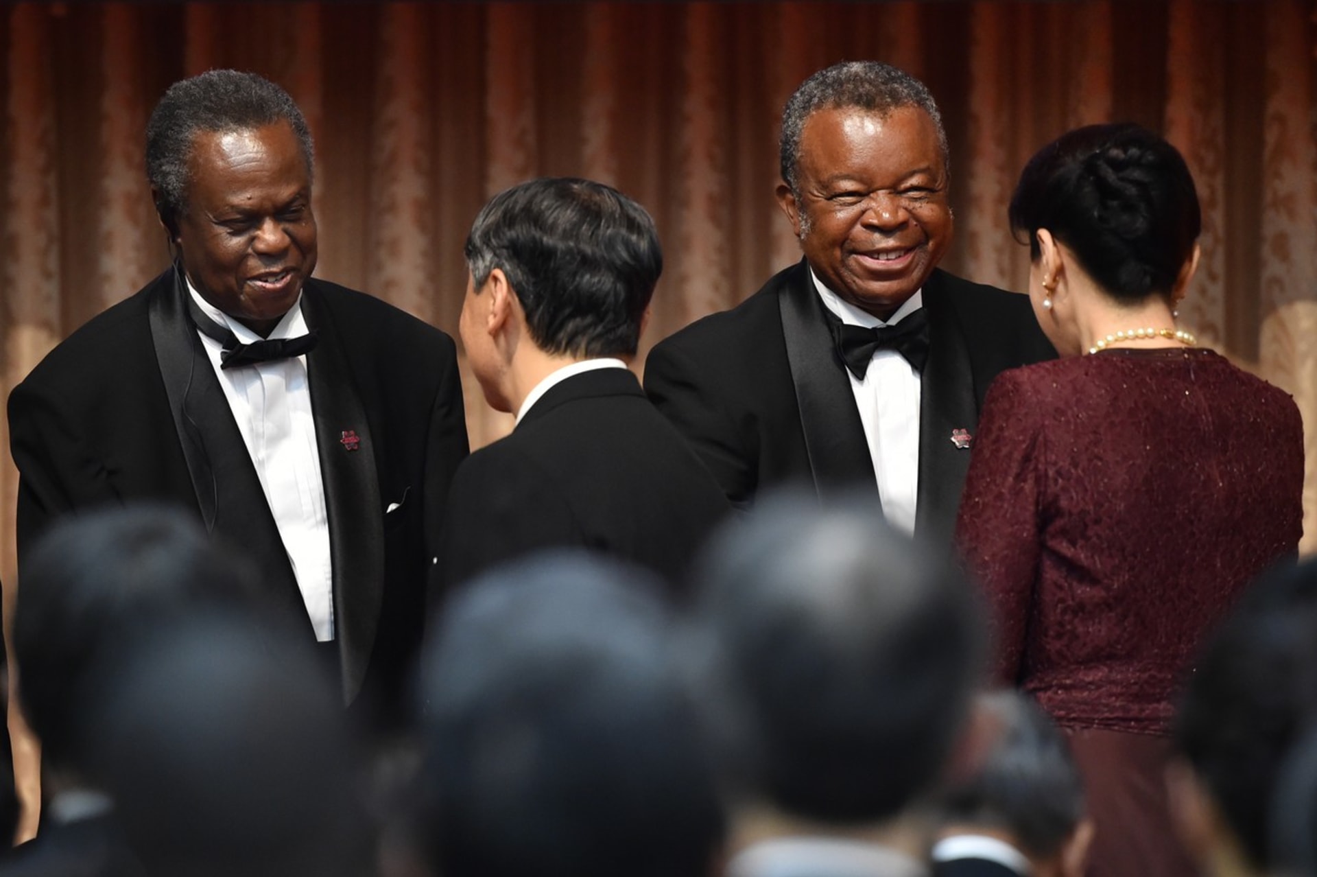 Doktor Jean-Jacques Muyembe přebírá v Japonsku cenu The Hideyo Noguchi Africa Prize 2019 mimo jiné za objevení eboly a celoživotní práci. Vlevo druhý laureát ceny Francis Omaswa z Ugandy.