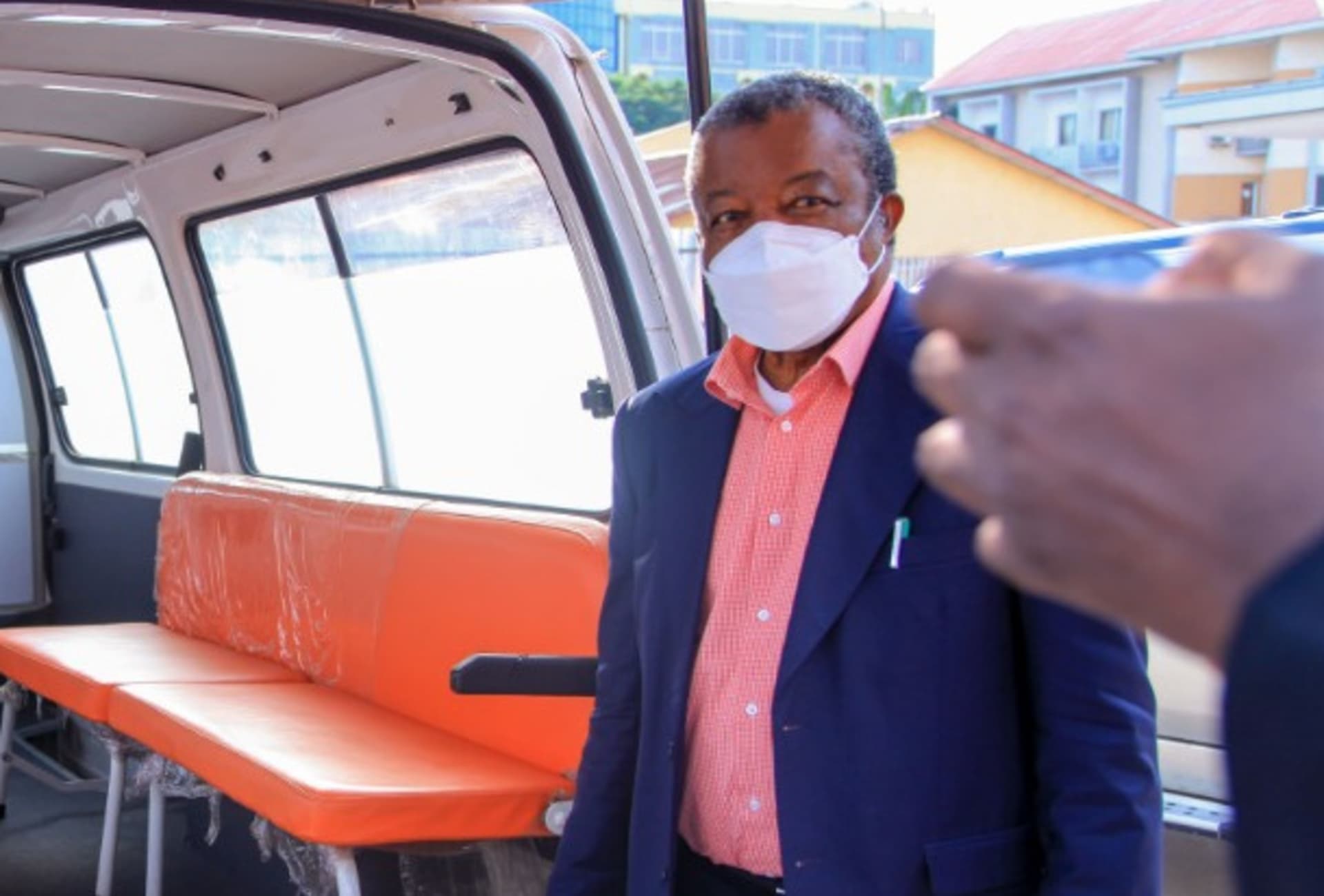 Virolog Muyembe u nového zdravotnického terénního vozidla pořízeného kvůli koronaviru