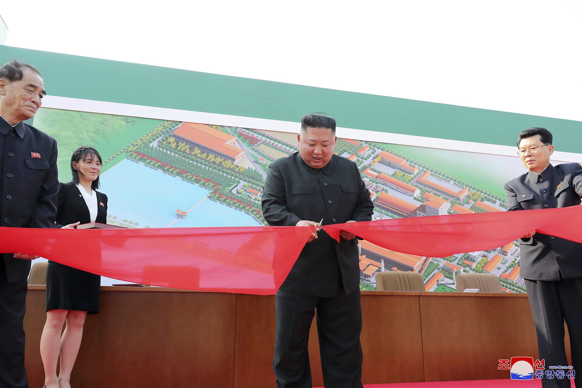 Kim Čong-un přestřihl červenou pásku.