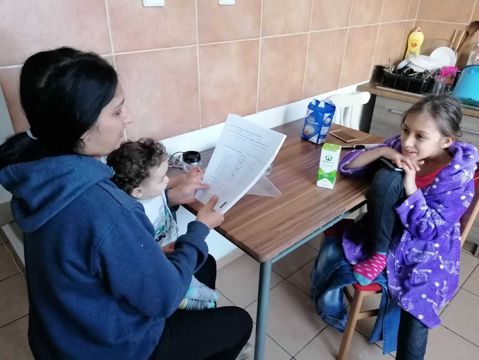Lucie Botošová se učí s dcerou a zároveň se stará o batole