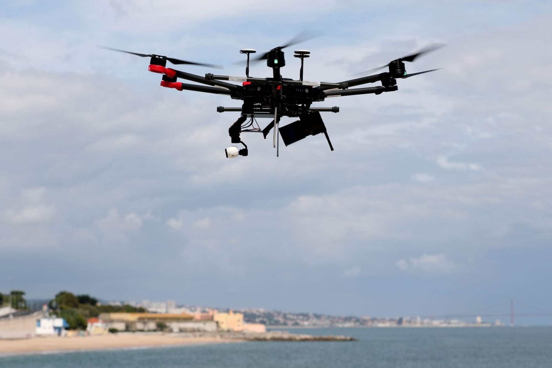 Drony se využívají v různých situacích. V Portugalsku rozdává pokyny občanům dron se silným reproduktorem.