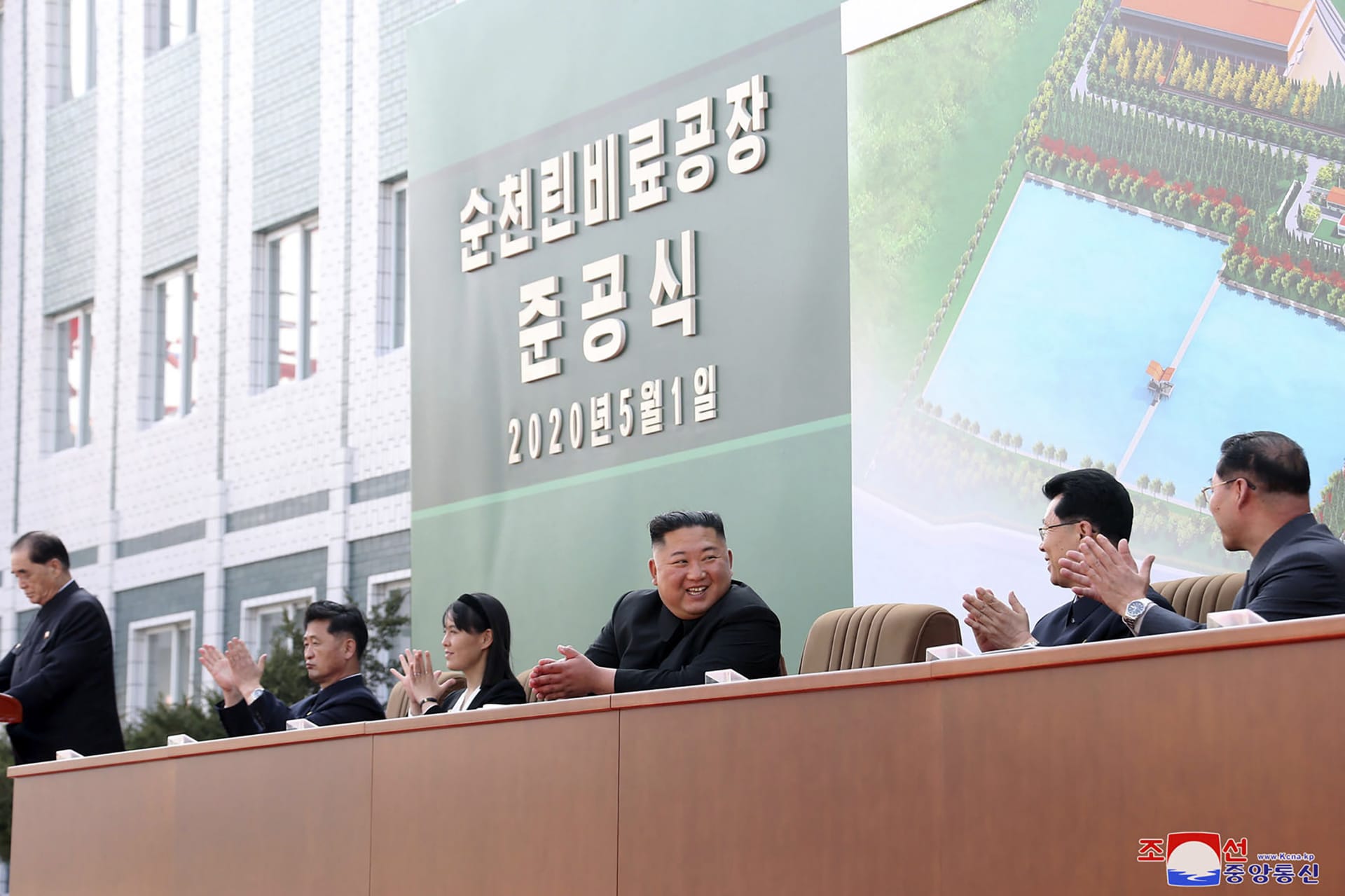 Vůdce KLDR Kim Čong-un se zúčastnil slavnostního otevření nové továrny.