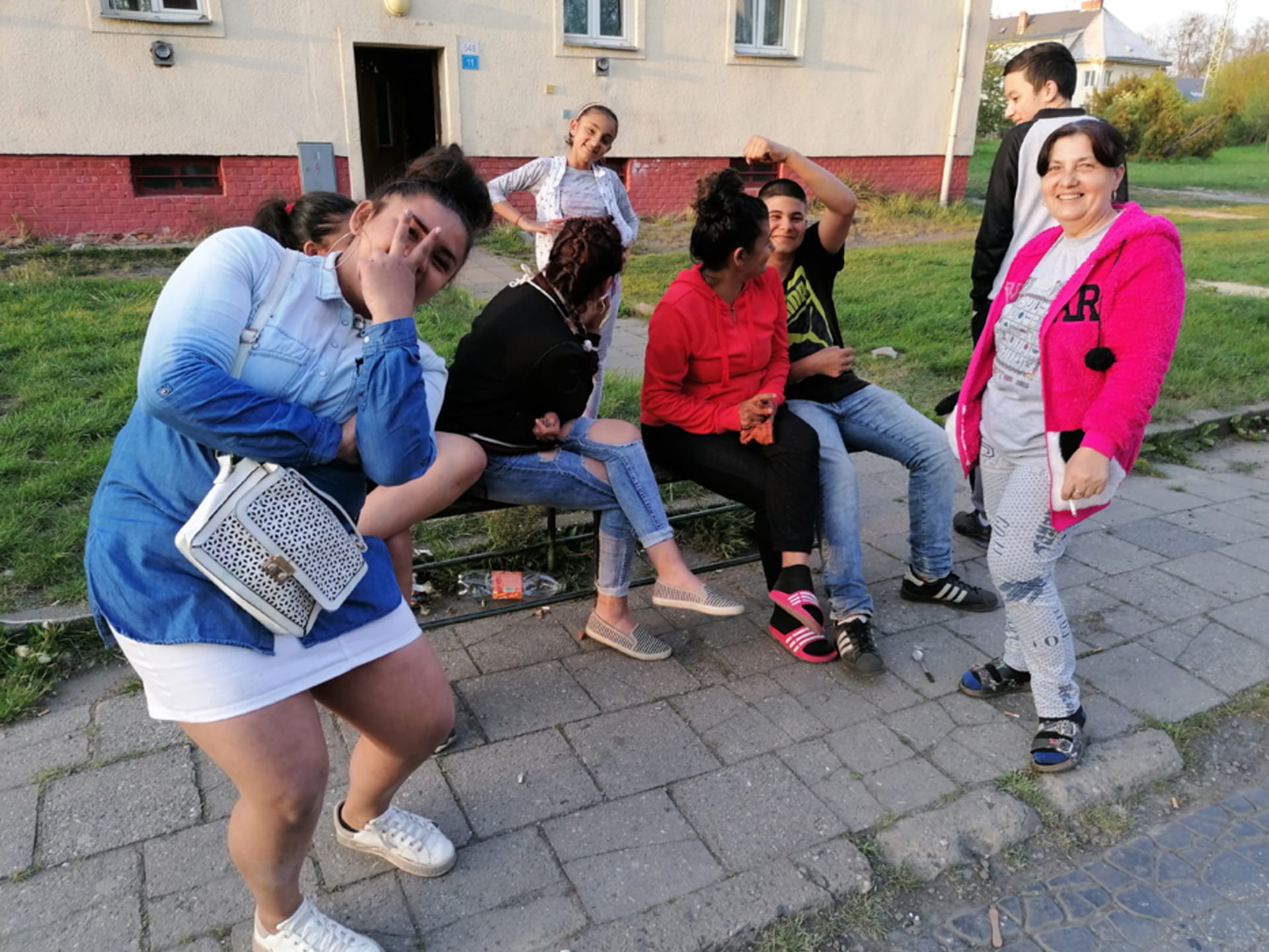 Valerie Podraná (vpravo) káže o vzniku pandemie ve vyloučené lokalitě v Ostravě-Kunčičkách