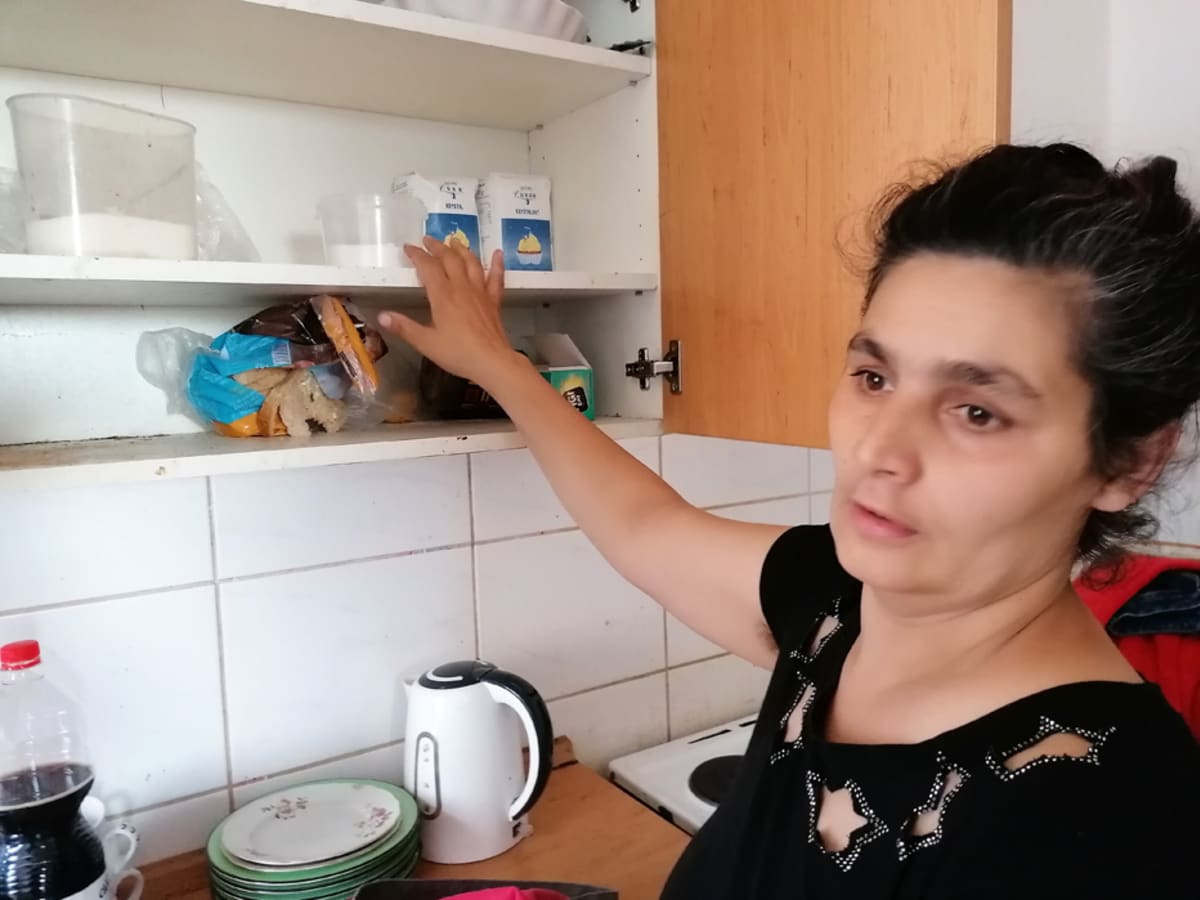 Simona Gažiová ukazuje prázdnou skříň, na jídlo není v rodině ani koruna.