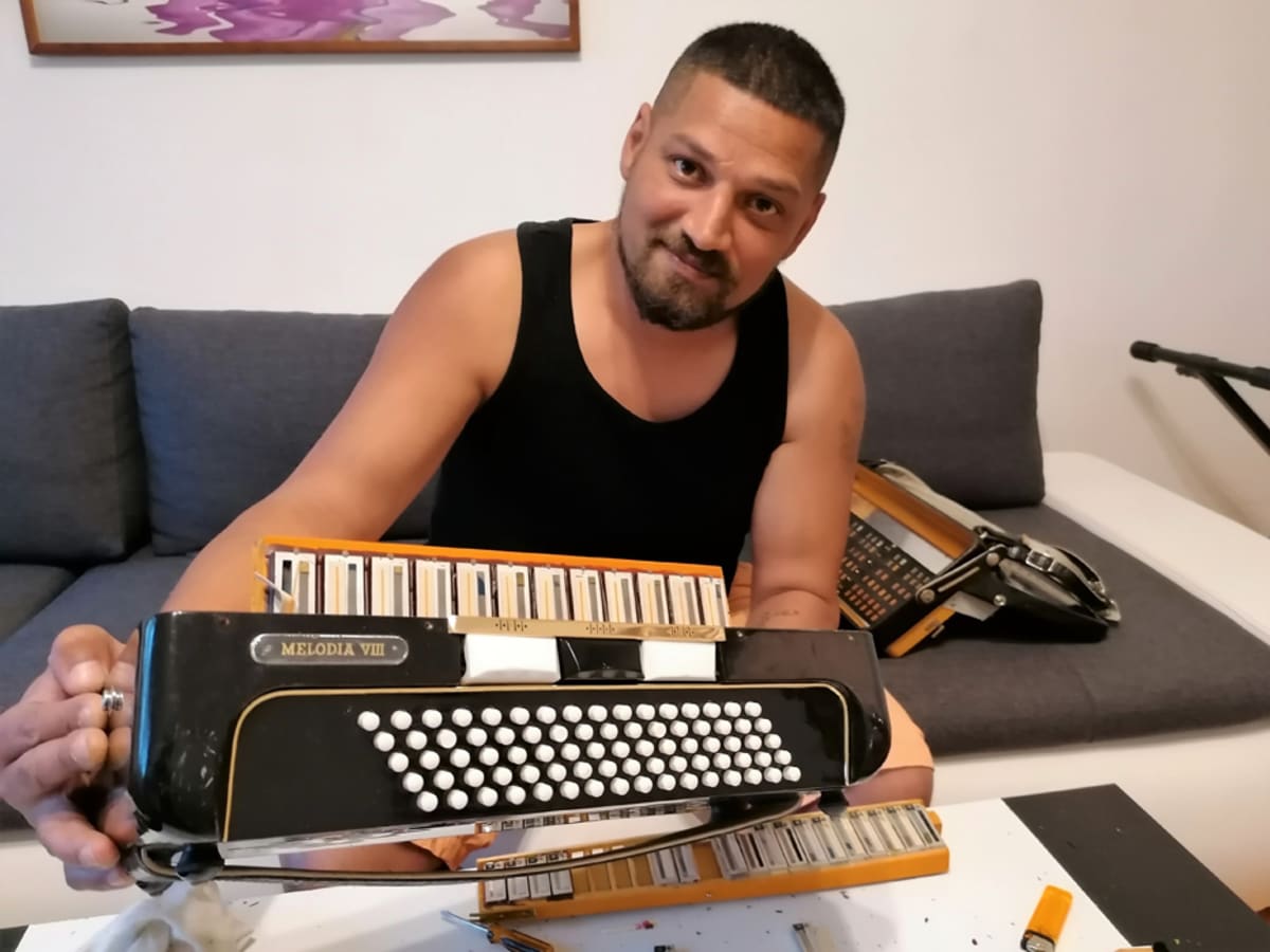 Vasil Karala opravuje harmoniku