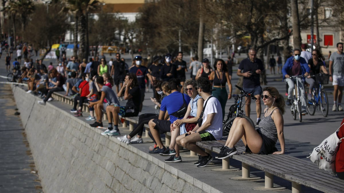 Ulice v Barceloně se v neděli zaplnili lidmi. (2.května 2020)