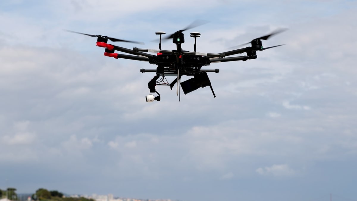 V Portugalsku rozdává pokyny občanům dron se silným reproduktorem.