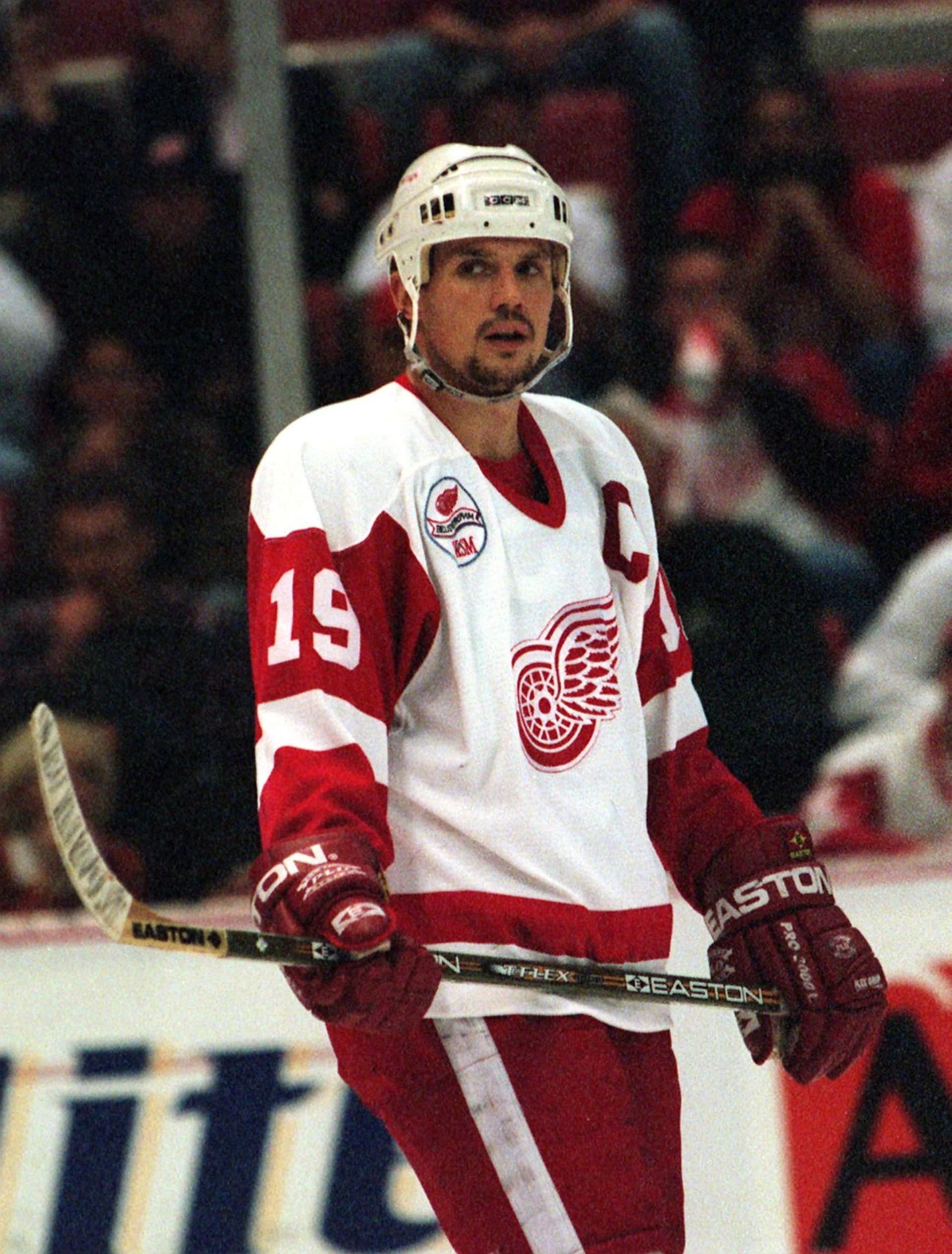 Steve Yzerman na snímku z roku 1997, kdy byl kapitánem mužstva NHL Detroit Red Wings.