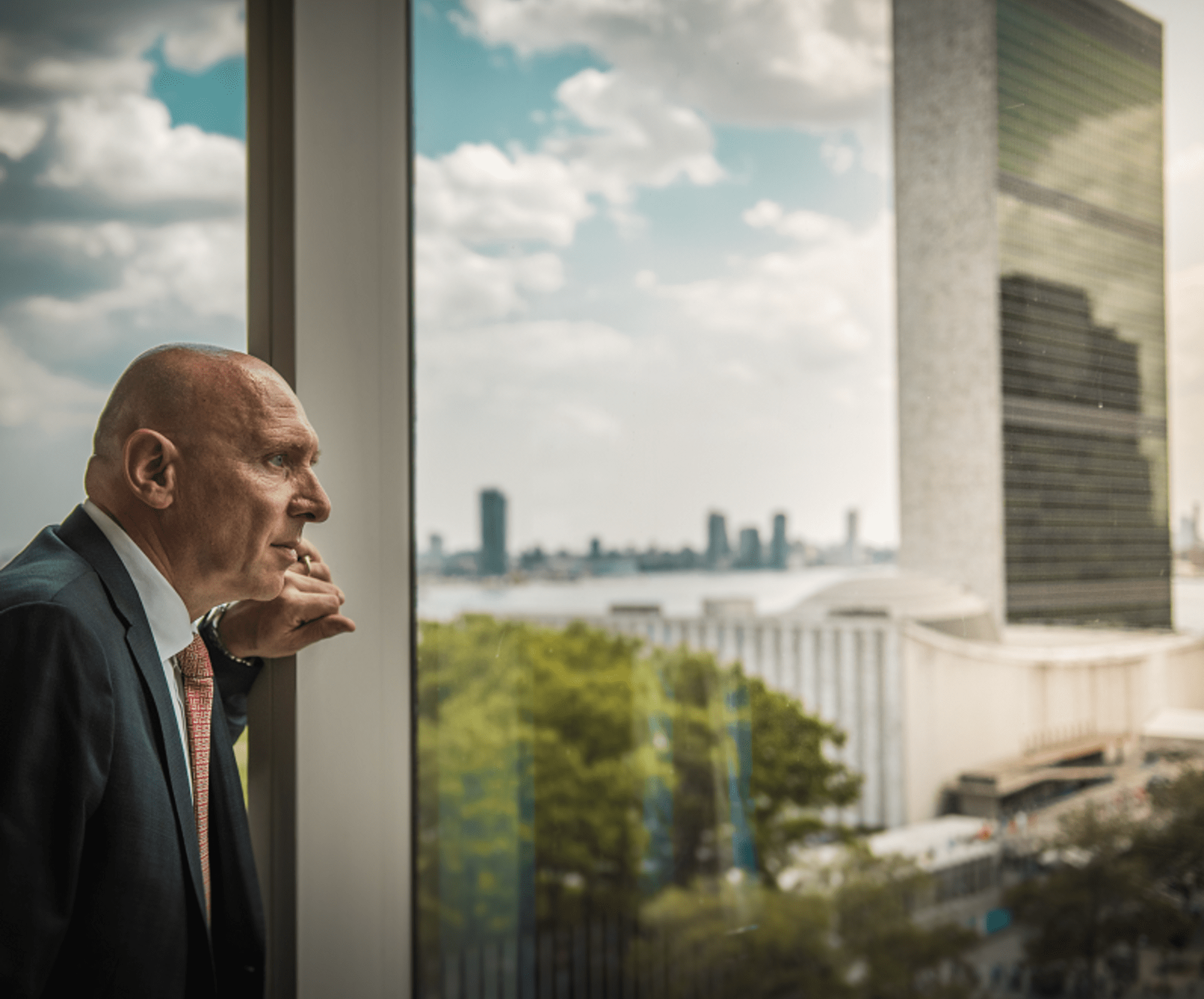 Emeritní policejní rada Vladimír Dzuro žije od roku 2007 v New Yorku. Za oknem se tyčí budova OSN, kde pracuje.