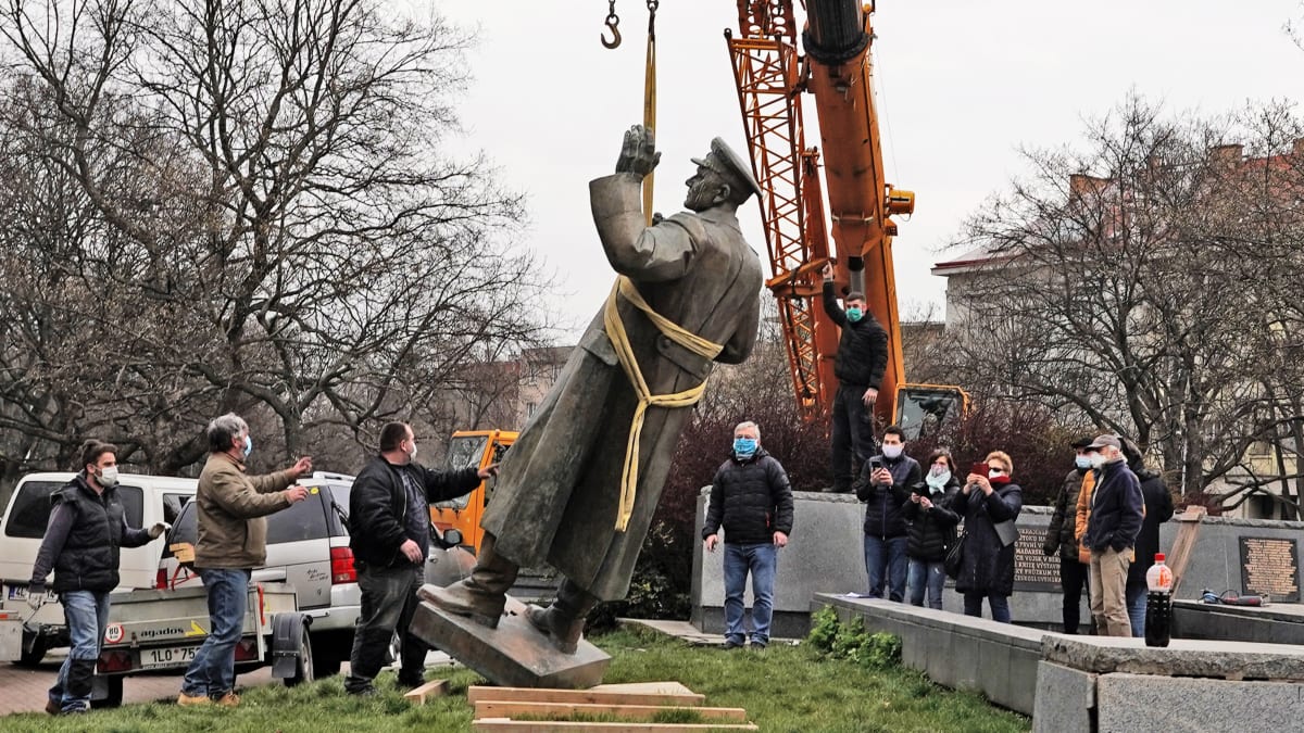 Odstranění sochy maršála Koněva. Foto: ČTK