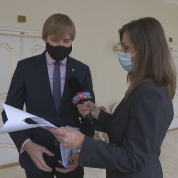 Reportérka Monika Zajícová ukazuje smlouvu ministru zdravotnictví Adamu Votěchovi