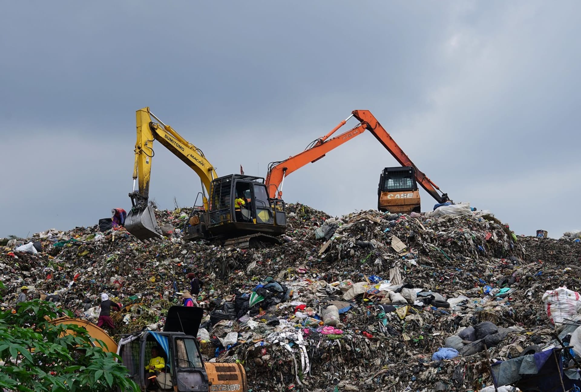 Hora odpadu v indonéském městě Palembang.