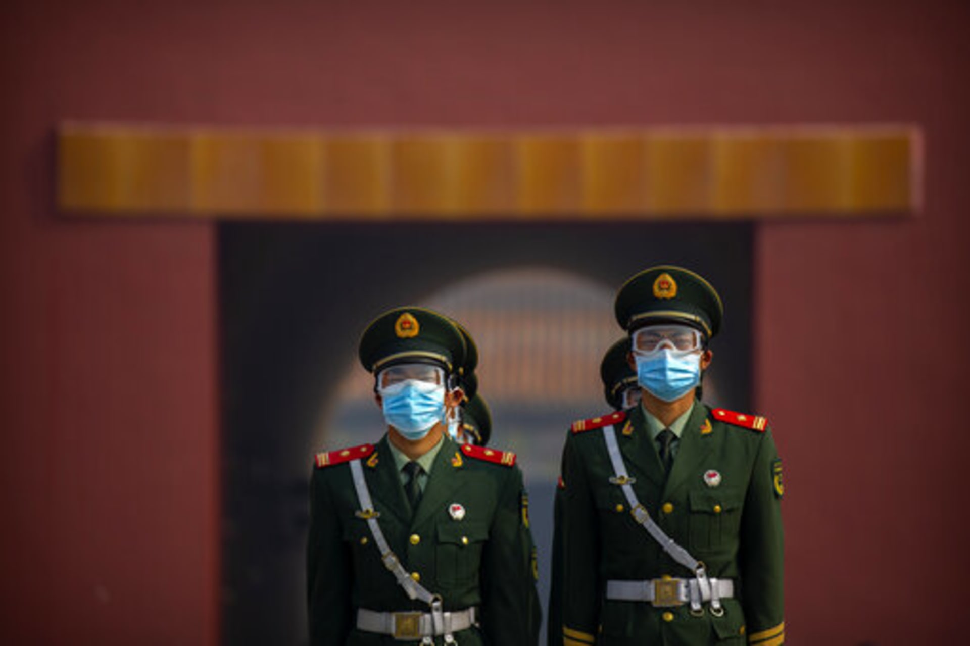 Čína podle americké zprávy tajila epidemii a hromadila zásoby. 