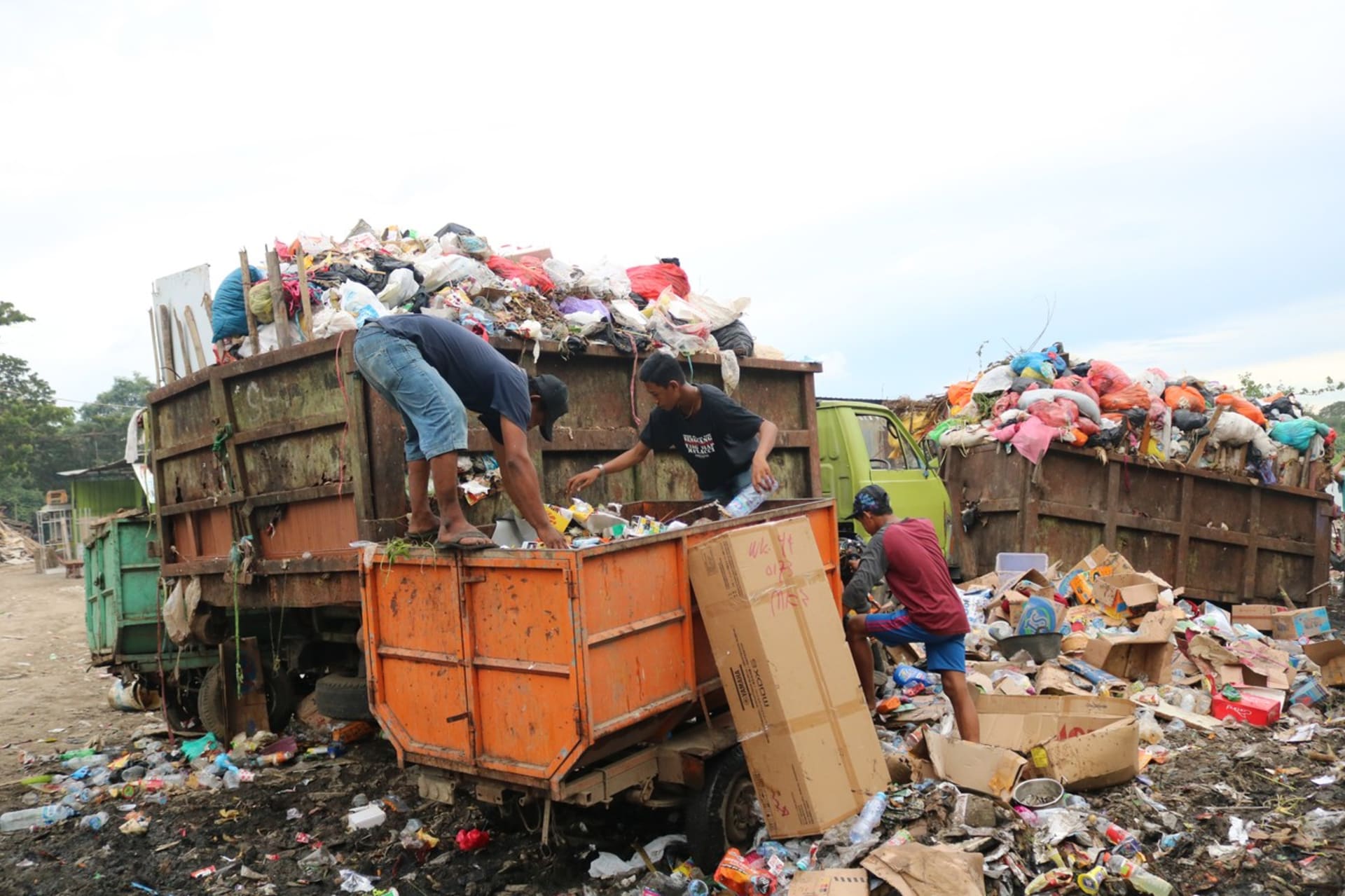 Svoz odpadu v indonéském městě Makassar.