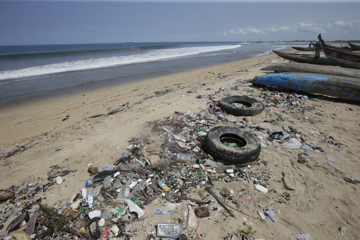 Znečištěné pláže města Monrovia v africké Libérii.