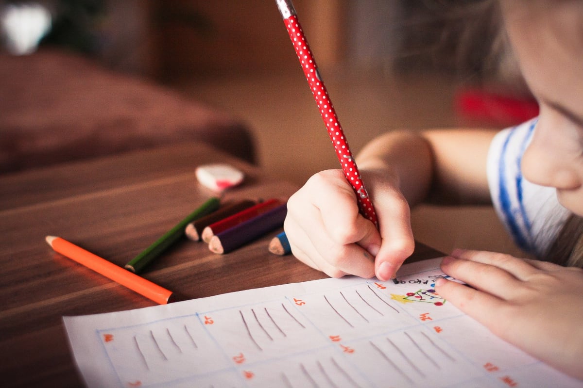 Rodiče tráví s dětmi průměrně 3,4 hodiny denně domácím učením. 
