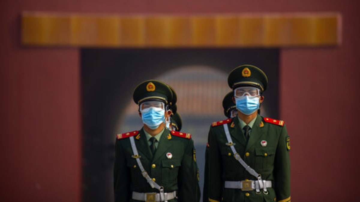 Čína podle americké zprávy tajila epidemii a hromadila zásoby. 
