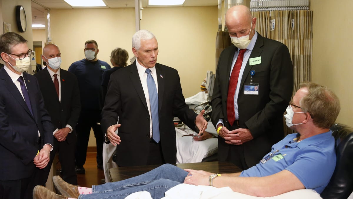 Americký viceprezident neměl v nemocnici roušku, chtěl zdravotníkům poděkovat z očí do očí.
