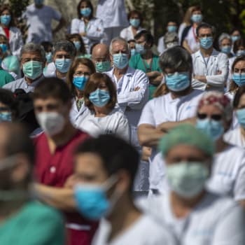 Minuta ticha v madridské nemocnici La Pa. Zaměstnanci vzpomínají na hlavního chirurga Joaquina Diaze, který zemřel na nemoc COVID-19.