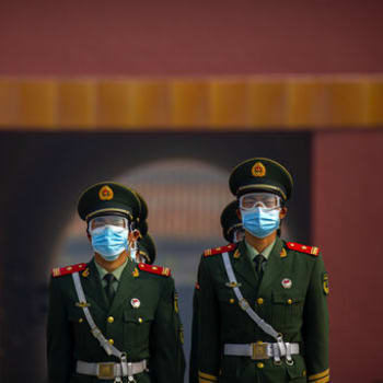 Čína podle americké zprávy tajila epidemii a hromadila zásoby