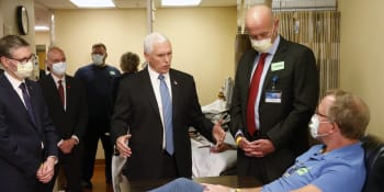 Bez roušky: Viceprezident USA chtěl zdravotníkům poděkovat do očí, chybu uznal 