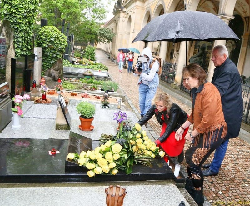 Před rokem si Olga Matušková připomněla deset let od manželovy smrti. Ke hrobu dorazila v doprovodu kamarádky Heleny Vondráčkové. 