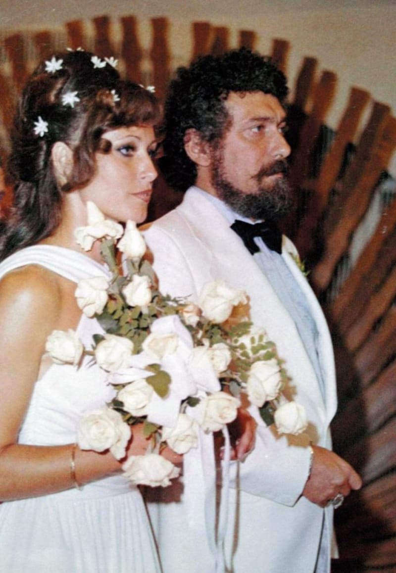 Brali se 2. července 1976. Přesně v den, kdy zpěvákovi bylo čtyřiačtyřicet let.