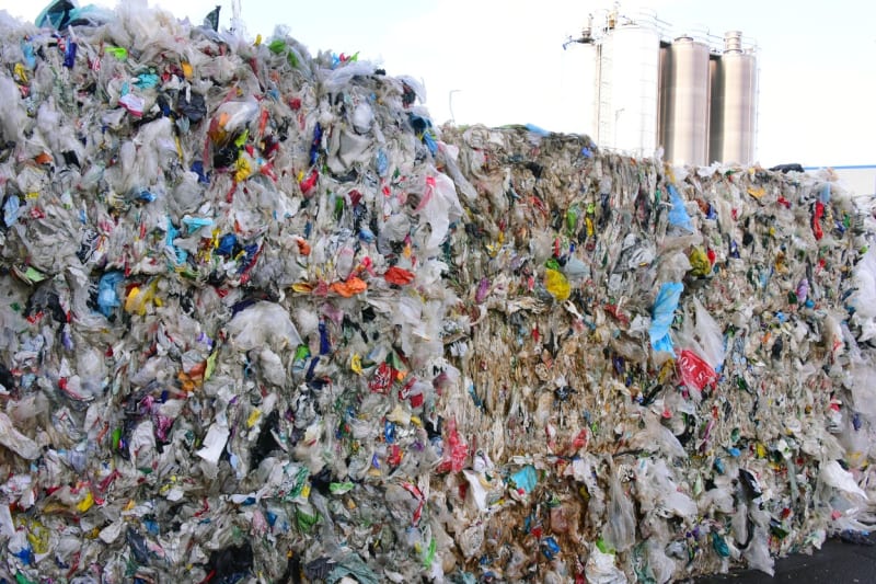 Před továrnou v německém městě Merseburg, kde se zpracovávají plasty, se vrší odpad.