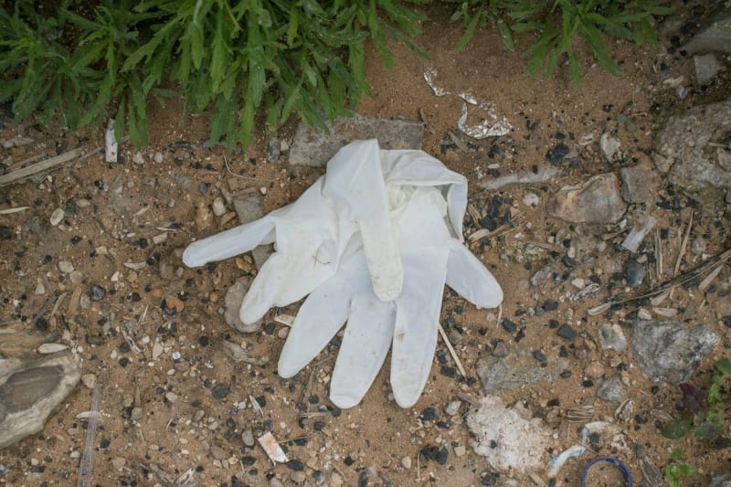 V libanonském Bejrútu lidé odhazují plastové rukavice na zem.
