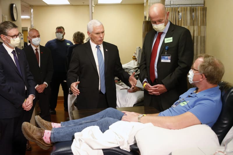 Americký viceprezident Mike Pence navštívil bez roušky zdravotníka, který se zotavil z nákazy COVID-19 a daruje plazmu.  