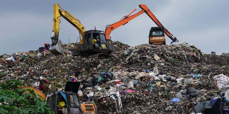 Hora odpadu v indonéském městě Palembang.