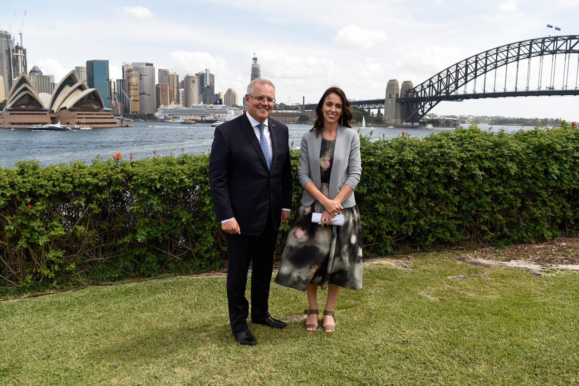 Scott Morrison a Jacinda Ardernová na úterní schůzi australského krizového štábu.